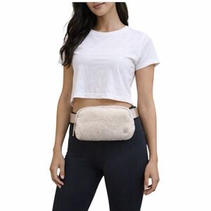 NWT - Everywhere Belt Bag 1L‎ Fleece